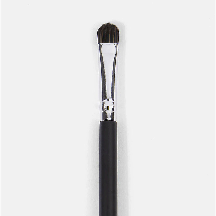 BH COSMETICS Кисть маленькая кисть-уплотнитель Small Packer Brush – фото 3