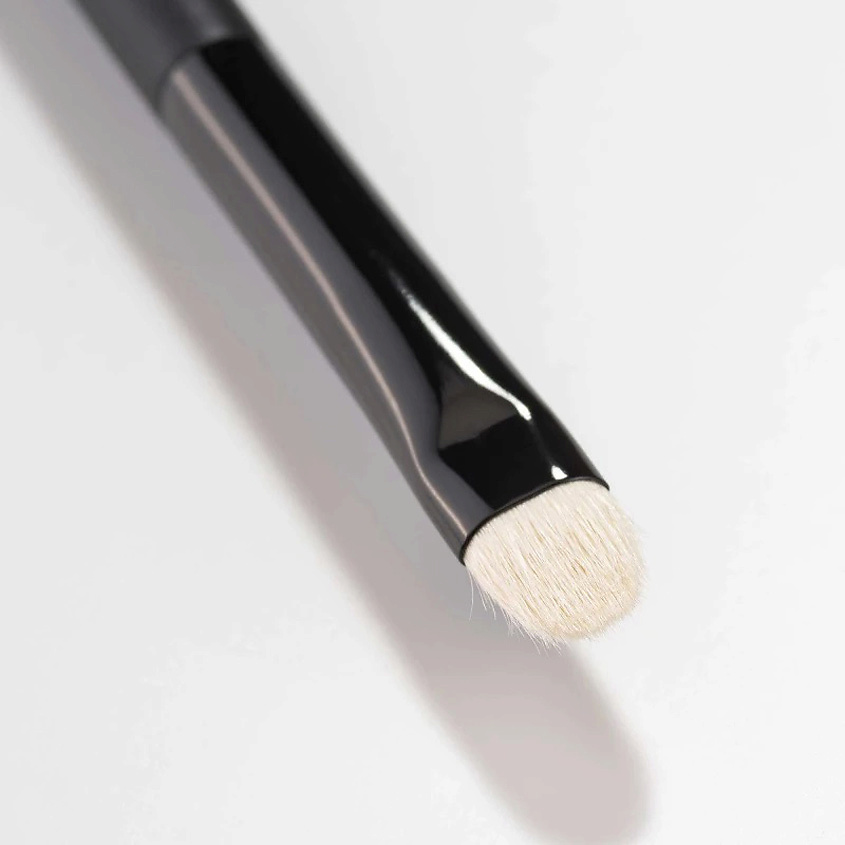 ARTDECO Профессиональная кисть для теней EYESHADOW BRUSH PREMIUM QUALITY – фото 2