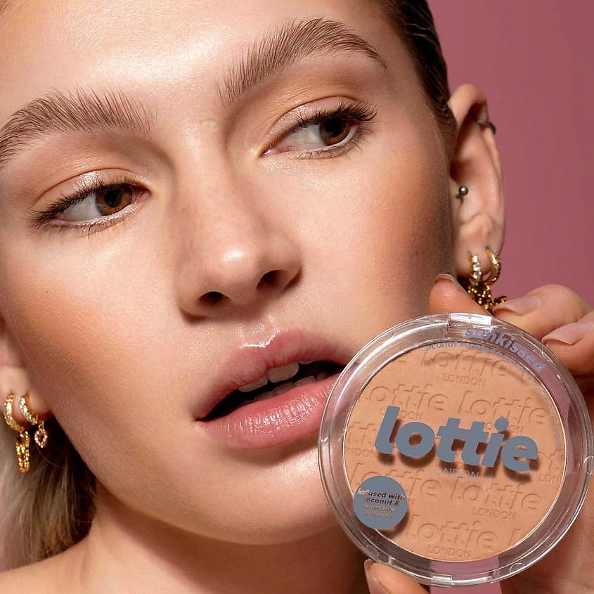 LOTTIE LONDON Бронзер для лица с экстрактом кокоса Sunkissed – фото 4
